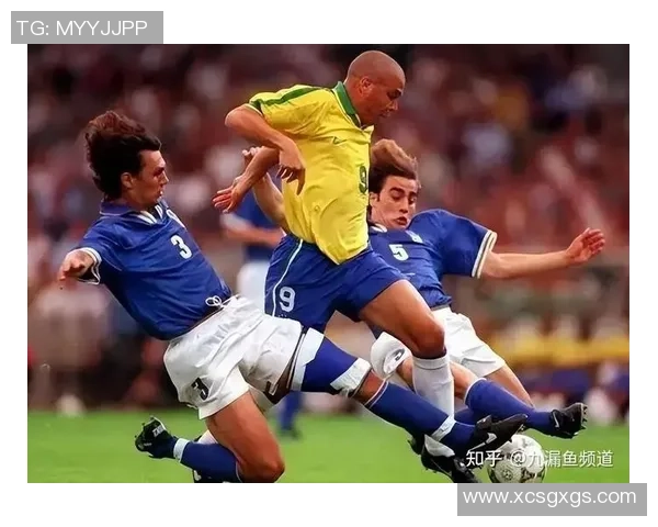 最早的足球明星回顾与传奇人物的辉煌历程探讨